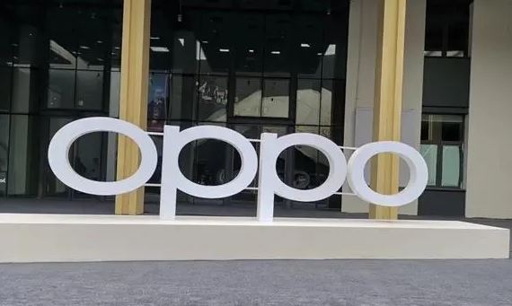 opporeno10是曲面屏手机吗